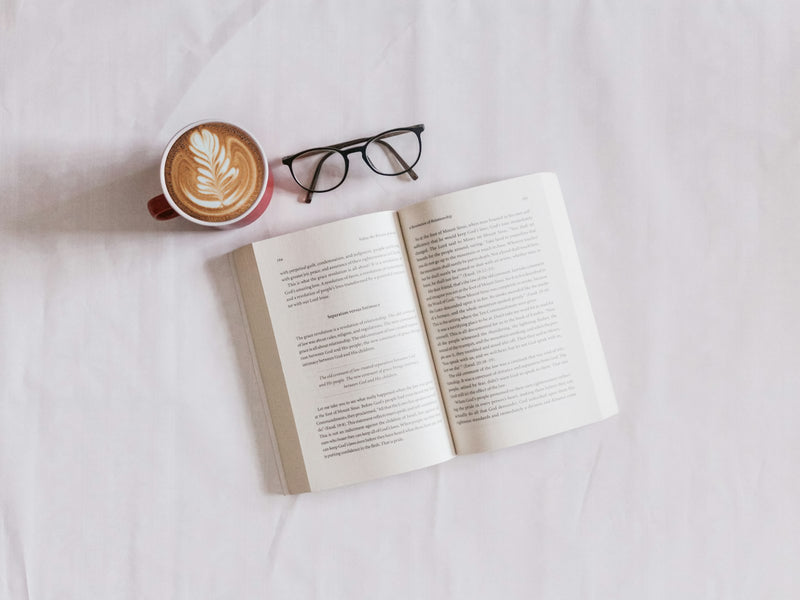 E-reader op een stapel boeken